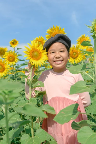 Aranyos Ázsiai Lány Mosoly Gazdaság Boldog Életmód Fogalmát Napraforgó Virággal — Stock Fotó