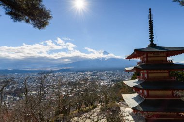 Mt. Fuji ile Chureito Pagoda sonbahar ve bulutlu mavi gökyüzü, Fujiyoshida, Japonya