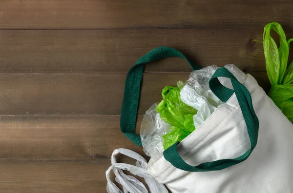 Sacs Plastique Dans Sac Tissu Blanc Sur Fond Bois Recycler — Photo
