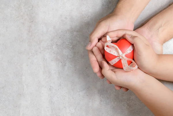 Las Manos Del Padre Del Niño Sosteniendo Corazón Rojo Sobre — Foto de Stock