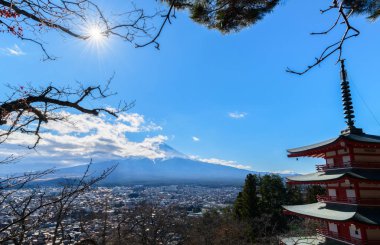 Mt. Fuji ile Chureito Pagoda sonbahar ve bulutlu mavi gökyüzü, Fujiyoshida, Japonya
