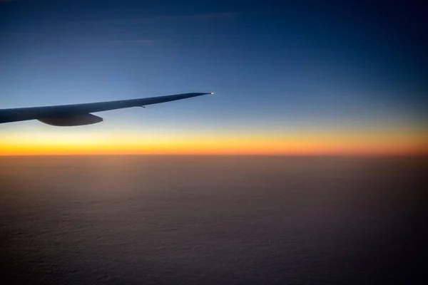 晚上从窗口飞机上的美丽天空 — 图库照片
