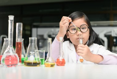 Laboratuvar kat yapım denemede küçük bilim adamı 