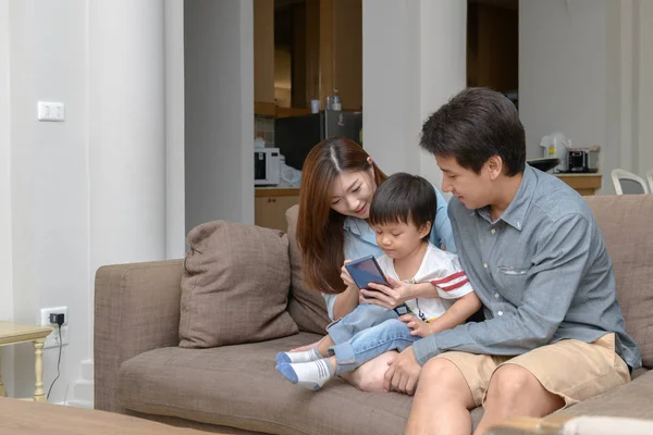 Madre, padre y niño pequeño con smartphone — Foto de Stock