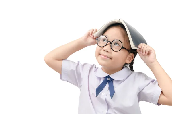 Intelligente poco asiatico ragazza pensare con libro su testa — Foto Stock