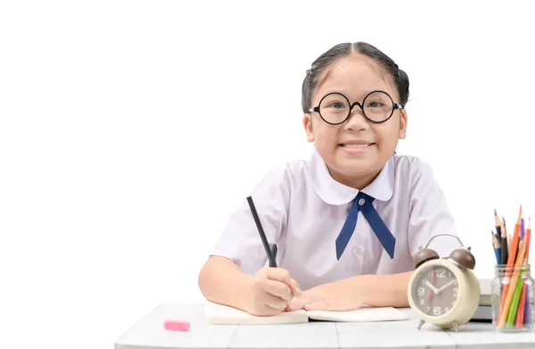절연 테이블에 숙제를 하 고 귀여운 아시아 학생 — 스톡 사진