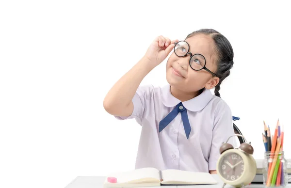 Roztomilá studentka myšlení a přitom její domácí úkoly — Stock fotografie