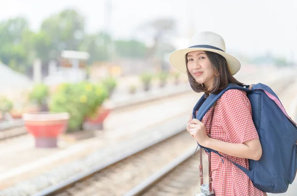 Jeune voyageur Hipster avec sac à dos — Photo