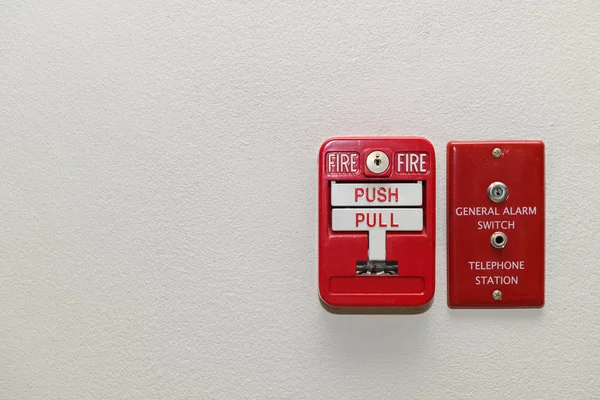 Sistema de alarma de incendios. Tire de la caja de seguridad contra incendios peligro . — Foto de Stock