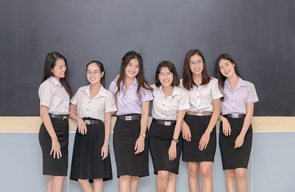 Lycklig tonåring studenter står tillsammans i klassrummet — Stockfoto