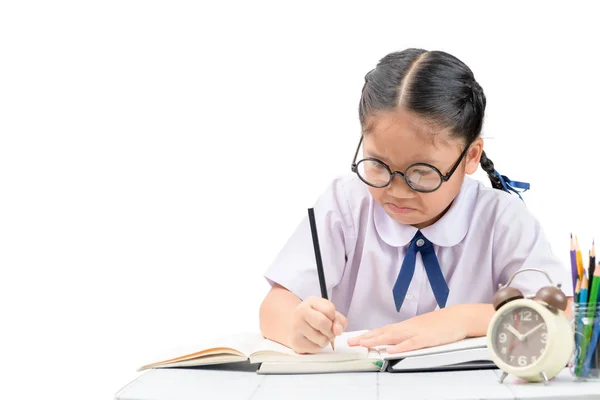 Aborrecido e cansado asiático estudante menina fazendo lição de casa — Fotografia de Stock