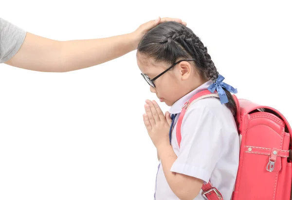 Schattig meisje student betalen respect of sawasdee naar haar moeder — Stockfoto