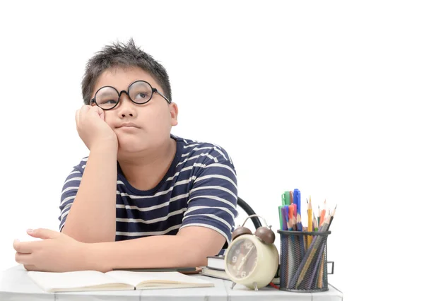 Der dicke Student denkt während seiner Hausaufgaben — Stockfoto