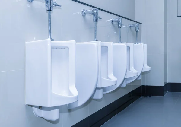 Fila de inodoros urinarios en baño público — Foto de Stock
