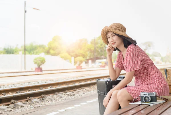 Vintage Bagaj ile hipster genç gezgin 