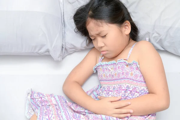 Niño asiático que sufre de dolor de estómago — Foto de Stock