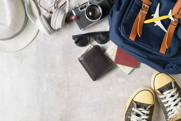 Preparar acessórios de mochila e itens de viagem em mármore — Fotografia de Stock