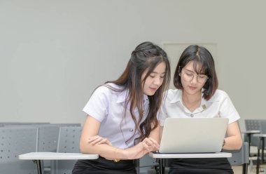 Sevimli öğrenciler içinde üniforma çalışma ile Laptop 