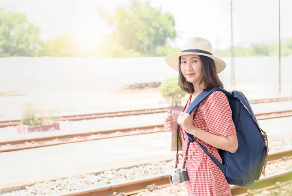 Hipster jeune voyageur avec sac à dos vintage — Photo