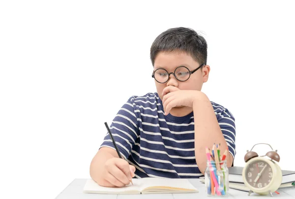 Estudante gordo pensando ao fazer sua lição de casa — Fotografia de Stock