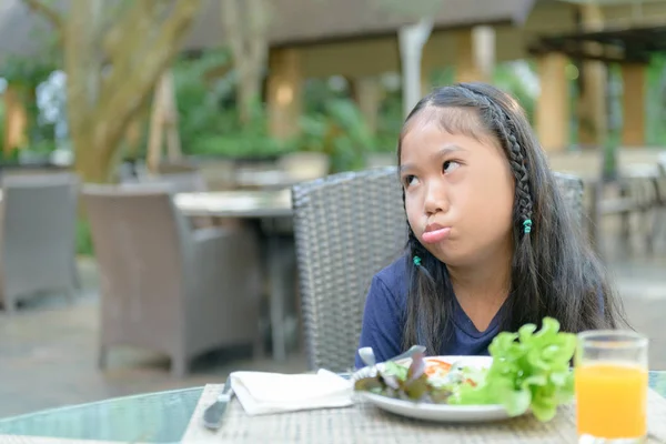 Ragazza asiatica con espressione di disgusto contro le verdure — Foto Stock