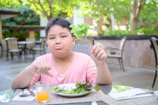 Boy with expression of disgust against vegetables — Stock Photo, Image