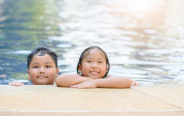 Hermana y hermano jugando en la piscina , — Foto de Stock