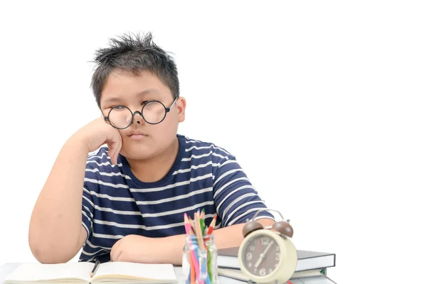 Нудно і втомився азіатський студент робить домашнє завдання — стокове фото