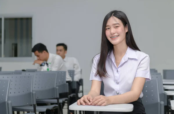 Портрет милої азіатської студентки з брекетами на зубах — стокове фото