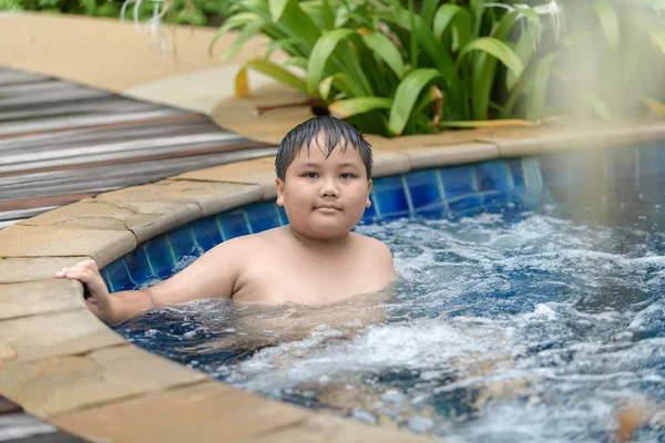 Fettleibige Junge entspannen genießen Whirlpool Schaumbad — Stockfoto