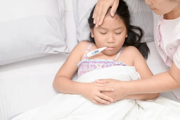 Madre midiendo la temperatura del niño enfermo . — Foto de Stock