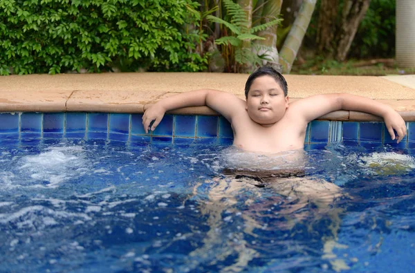 Obeso chico relajante disfrutando de bañera de hidromasaje — Foto de Stock