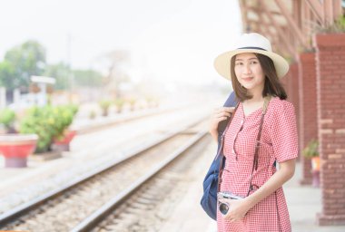 Sırt çantası ile genç hipster gezgin 