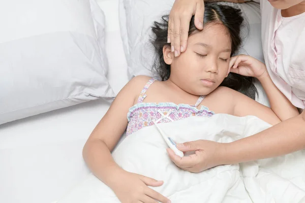 Niño enfermo con fiebre alta acostado en la cama — Foto de Stock