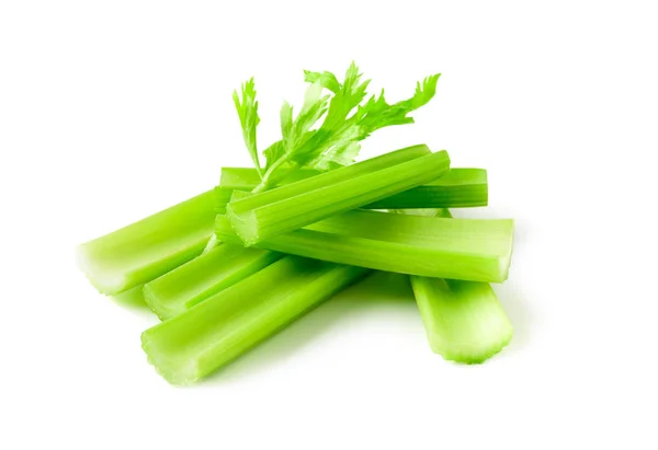 Čerstvé krájené zelené celer izolovaných na bílém — Stock fotografie