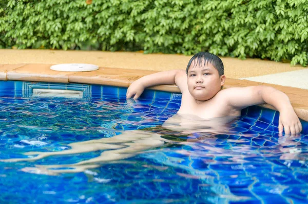 Zwaarlijvige jongen ontspannen genieten van hot tub Bubble Bath — Stockfoto