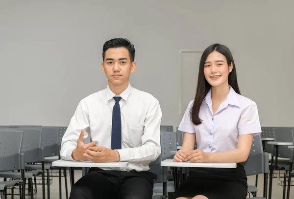 Азіатський студент з фігурними дужками на зубах і друг в класі — стокове фото