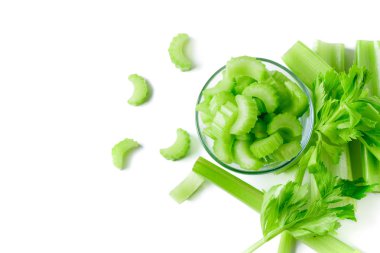 Cam izole taze dilimlenmiş yeşil kereviz 