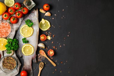 Taze balık deniz kabuğu ve pişirmek için malzemeler.. 