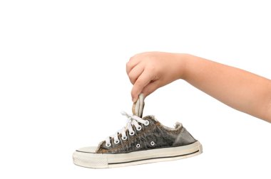 Çocuk Holding bir eski kirli ve Smelly Sneaker 