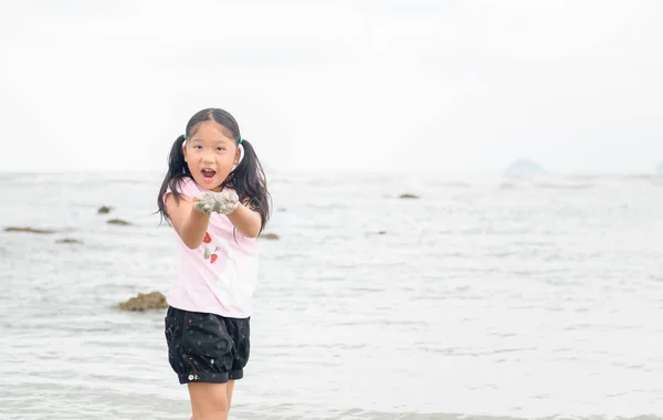 छोटी लड़की समुद्र तट पर रेत खेलती है , — स्टॉक फ़ोटो, इमेज