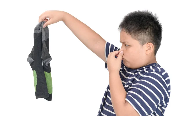 Gordo chico sosteniendo sucio apestoso fútbol calcetines aislados — Foto de Stock