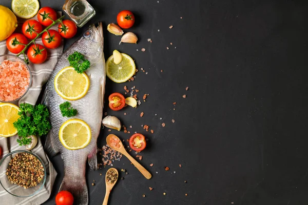 Pescado fresco de lubina e ingredientes para cocinar . — Foto de Stock