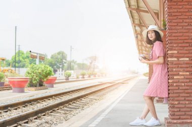 Genç Hipster gezgin vintage kamera, Seyahat conc fotoğraf çekmek