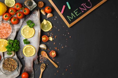 Taze balık deniz kabuğu ve pişirmek için malzemeler.. 