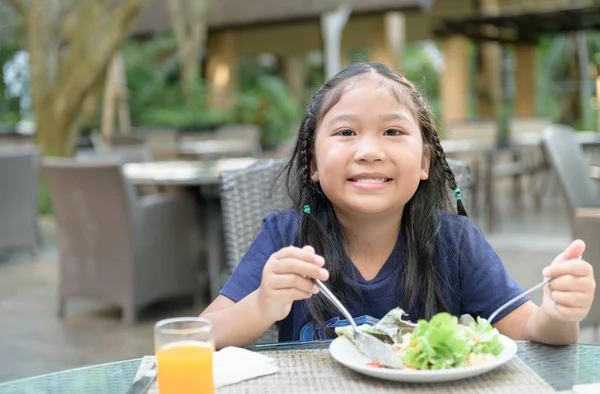 Asiática linda chica disfrutar de comer ensalada vegetariana — Foto de Stock