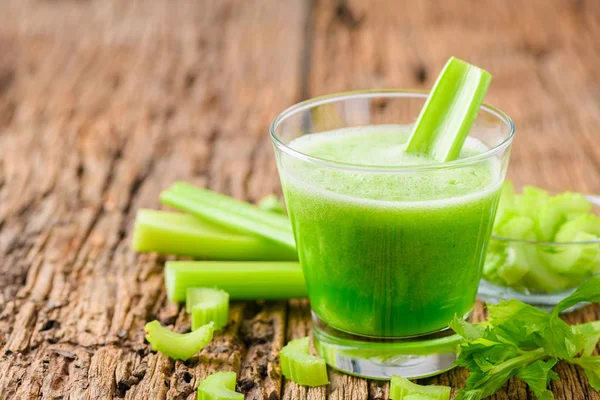 玻璃中的新鲜绿色芹菜汁 — 图库照片