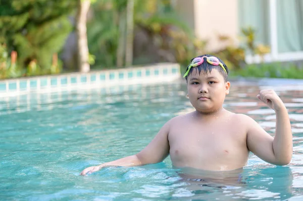 Obeso gordito mostrar músculo en piscina — Foto de Stock