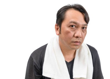 Yanaklarında melazma ya da leke ve kahverengi lekeler olan orta yaşlı Asyalı bir adam. cilt bakımı veya güzellik ürünü konsepti.