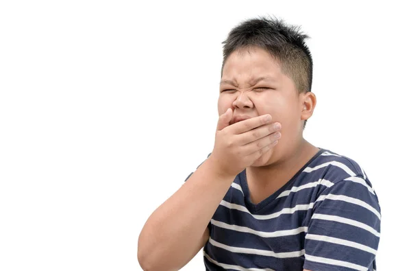 Un niño gordo obeso cansado bostezando aislado — Foto de Stock